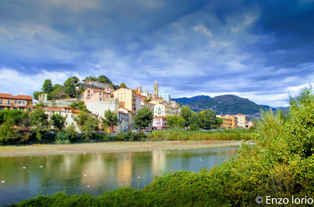 Il borgo medievale di Ventimiglia, visto dalla foce del fiume Roja.